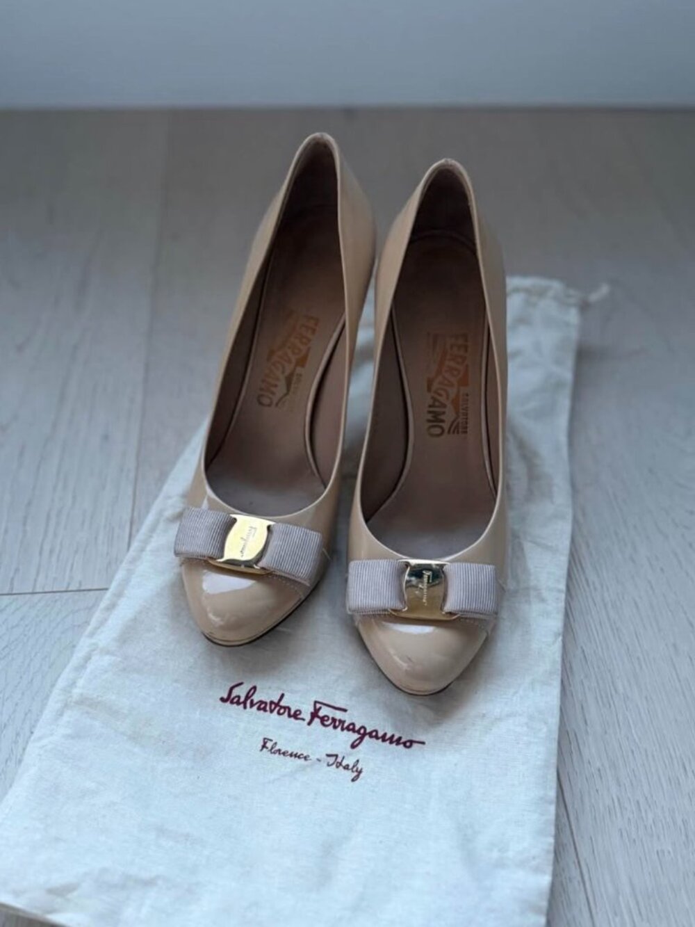 Ferragamo Vara Bow 115mm Nude Patent Leather Heels Sz 7B